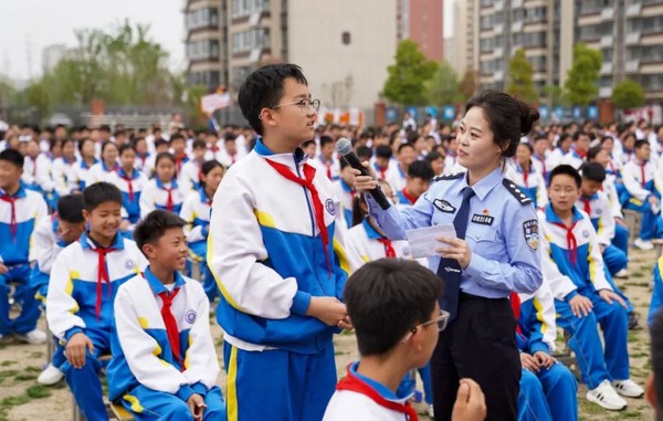 警心护青春，共筑校园安全防护网——“警心护青春，安全进校园”活动在阜阳市城南中学举行