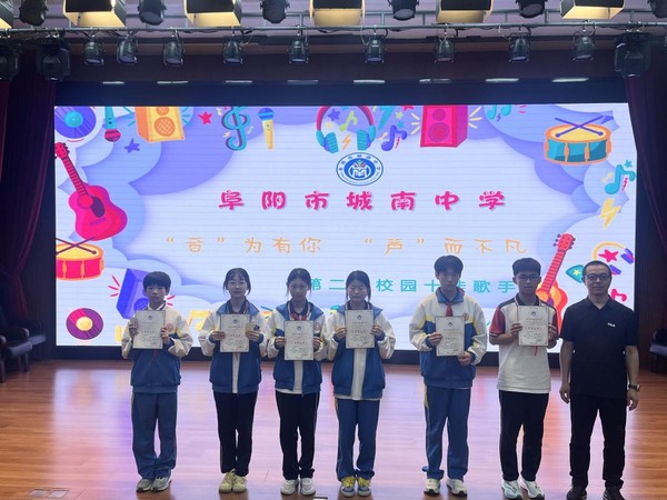 人气合影.png